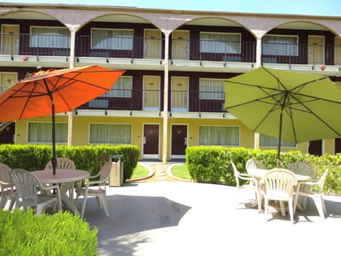 Mardi Gras Hotel & Casino — outdoor seating area