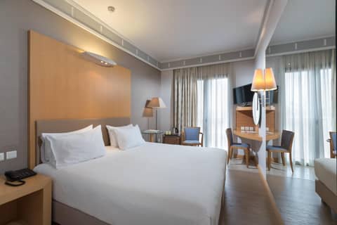 Central Hotel — hotel room