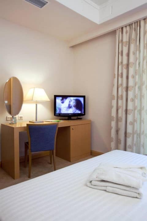 Central Hotel — hotel room