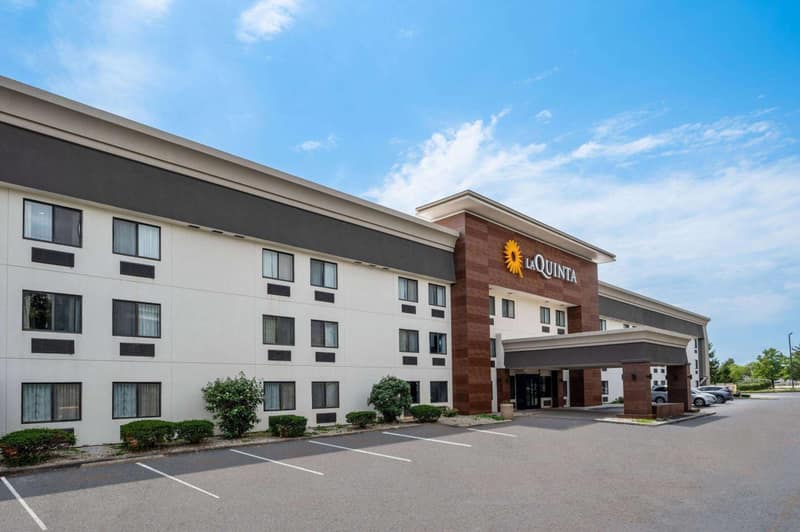 La Quinta Inn by Wyndham Indianapolis Airport Executive Dr — building