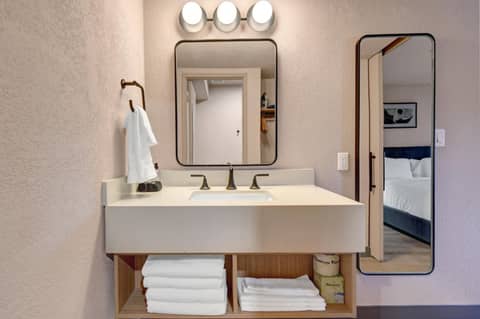 The Dunes Hotel (Palm Springs) — bathroom
