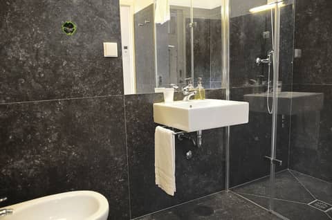 Condes de Azevedo Palace Apartments — bathroom