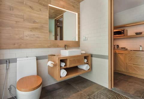 Fusion Suites Saigon — bathroom