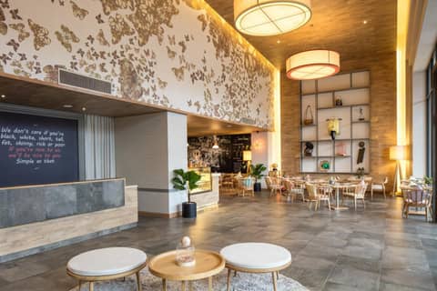 Fusion Suites Saigon — recepcion & lobby