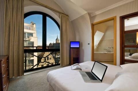 B-aparthotel Ambiorix — hotel room