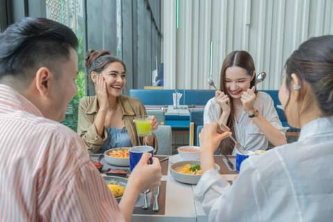Holiday Inn Express Bangkok Soi Soonvijai by IHG — dining