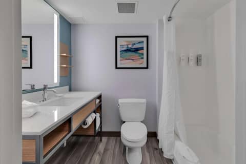 Hilton Garden Inn Myrtle Beach/Coastal Grand Mall — bathroom