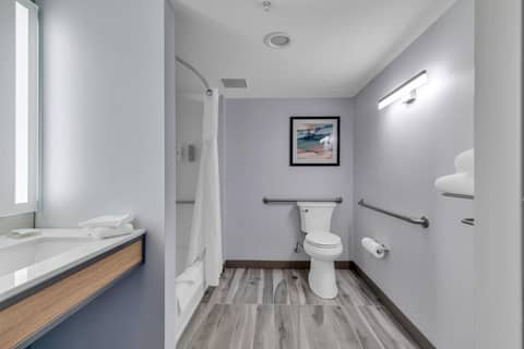 Hilton Garden Inn Myrtle Beach/Coastal Grand Mall — bathroom