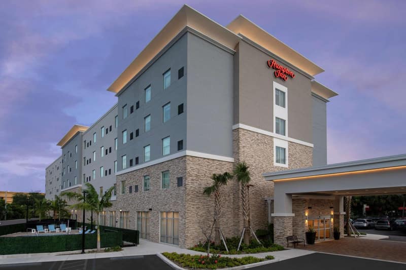 Hampton Inn Miami Airport East — building