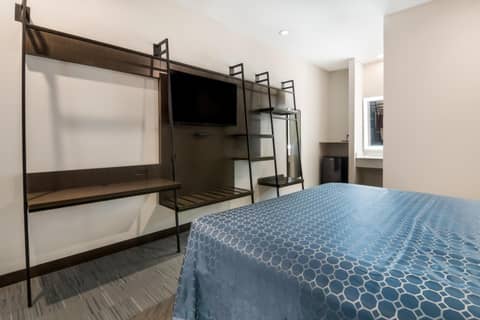 Scottish Inns- Forest Hill — hotel room