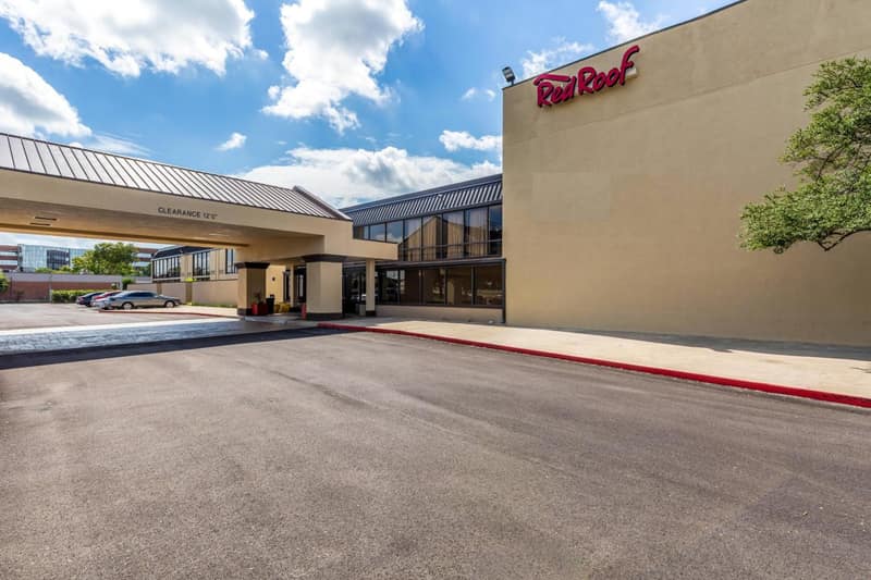 Red Roof Inn PLUS & Suites Houston - IAH Airport SW — building