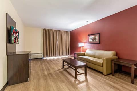Red Roof Inn PLUS & Suites Houston - IAH Airport SW — hotel room