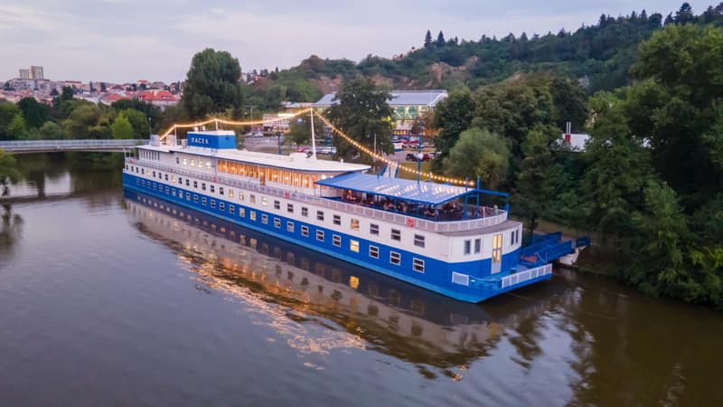 Botel Racek — building