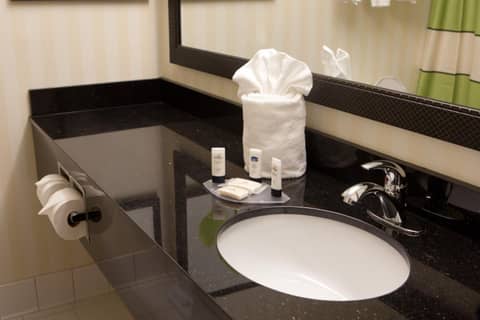 Fairfield Inn & Suites by Marriott Memphis East Galleria — bathroom