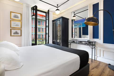 Hotel Market — bedroom