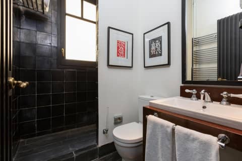 Hotel Market — bathroom