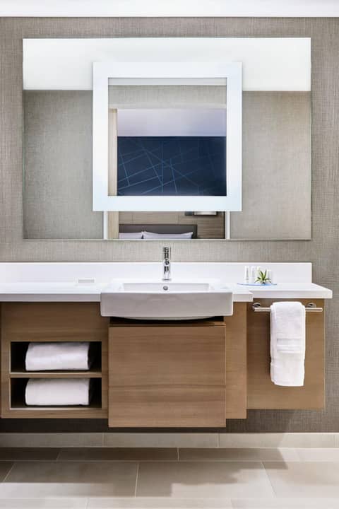 SpringHill Suites by Marriott Tampa Downtown — bathroom