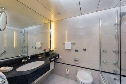 Maritim Hotel Frankfurt — bathroom