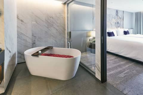 Chatrium Grand Bangkok — bathroom