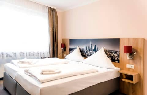 Hotel Royal — hotel room