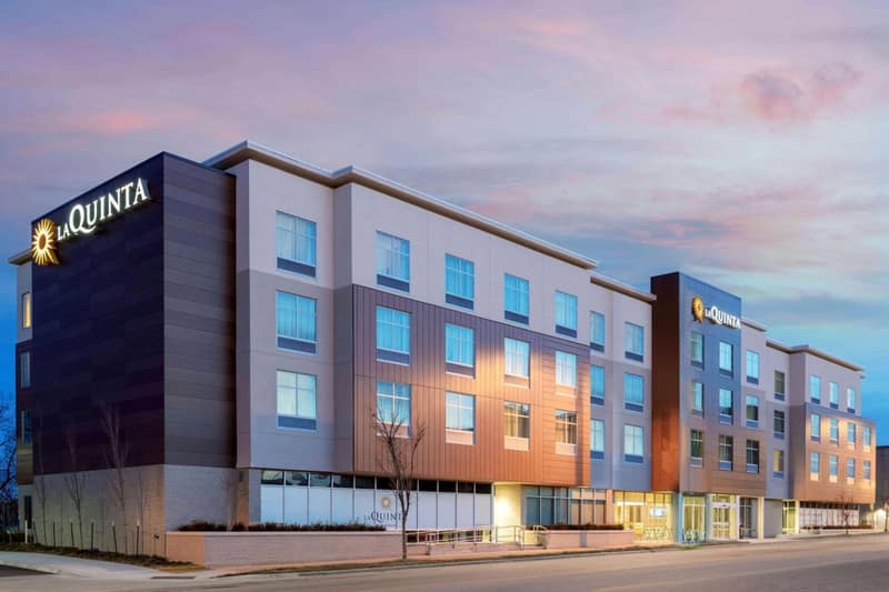 La Quinta Inn & Suites by Wyndham Kansas City Beacon Hill — building