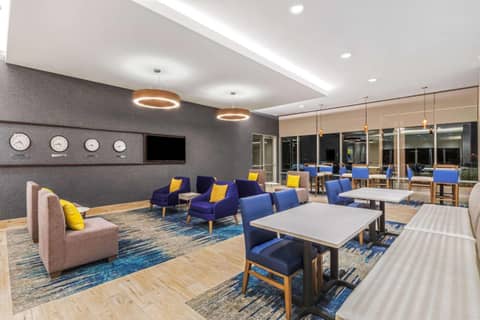 La Quinta Inn & Suites by Wyndham Kansas City Beacon Hill — photo 2