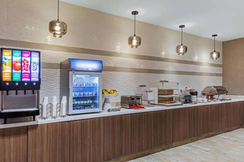 La Quinta Inn & Suites by Wyndham Kansas City Beacon Hill — photo 4