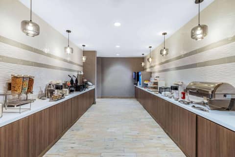 La Quinta Inn & Suites by Wyndham Kansas City Beacon Hill — photo 5