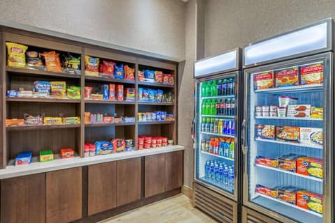 La Quinta Inn & Suites by Wyndham Kansas City Beacon Hill — photo 6