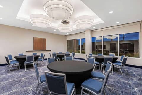 La Quinta Inn & Suites by Wyndham Kansas City Beacon Hill — photo 9