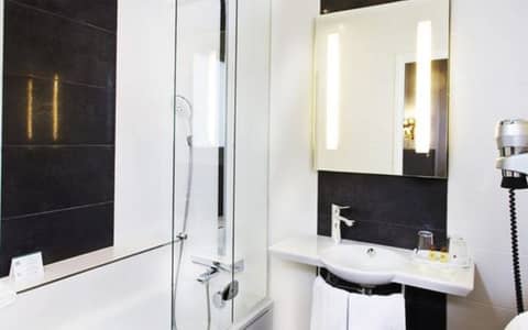 Hôtel Saint-Pétersbourg Opéra & Spa — bathroom