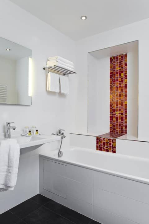 Hôtel Saint-Pétersbourg Opéra & Spa — bathroom