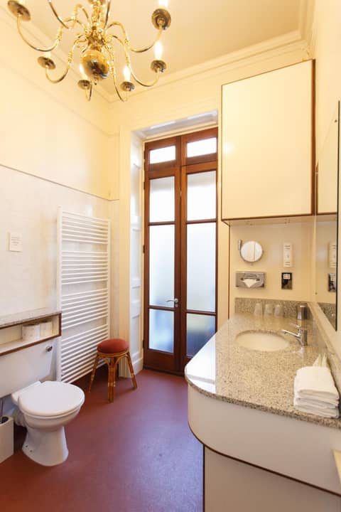 Morgan Hotel — bathroom