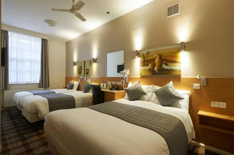 Luna And Simone Hotel — hotel room
