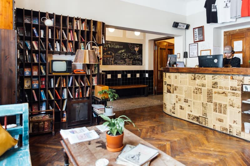 Sir Toby's Hostel — recepcion & lobby