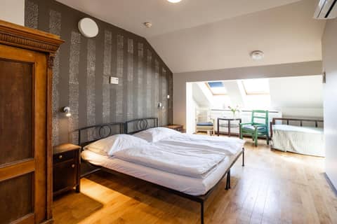 Sir Toby's Hostel — hotel room