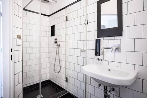 Sir Toby's Hostel — bathroom