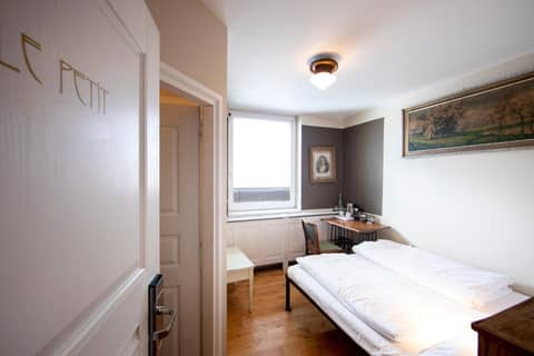 Sir Toby's Hostel — hotel room