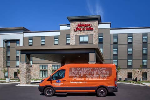 Hampton Inn & Suites Milwaukee West — photo 9