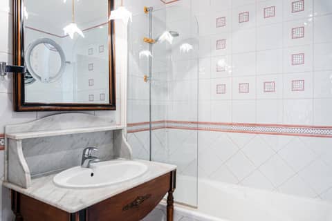 Maison Eugenie — bathroom