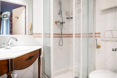 Maison Eugenie — bathroom