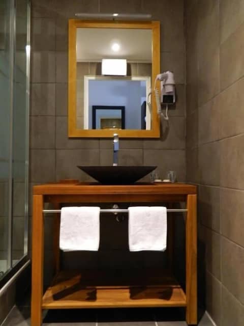 Hôtel Le G — bathroom