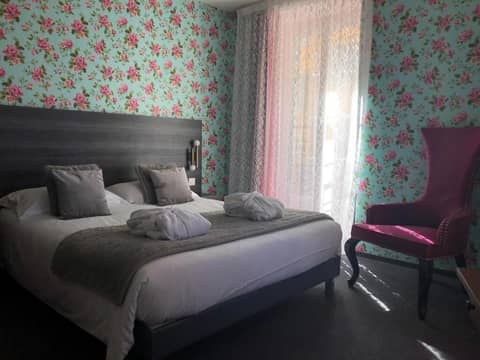 Hôtel Le G — hotel room