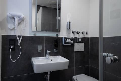 Hotel Innception — bathroom