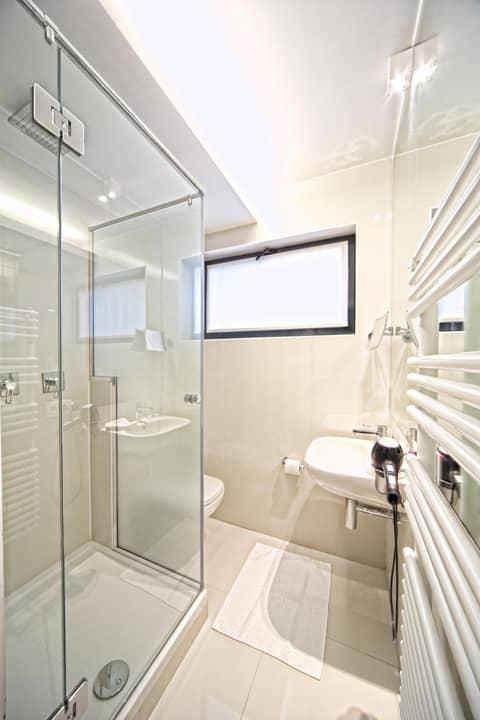 Hotel The Neufchatel — bathroom