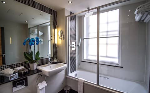 Wellington Hotel by Blue Orchid — bathroom