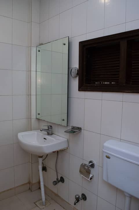 Hotel Hari Piorko - New Delhi Railway Station — bathroom