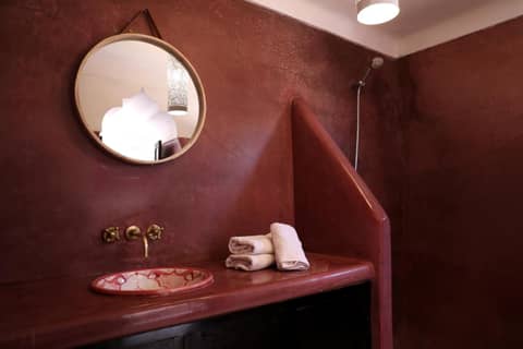 Riad l'Oiseau du Paradis — bathroom