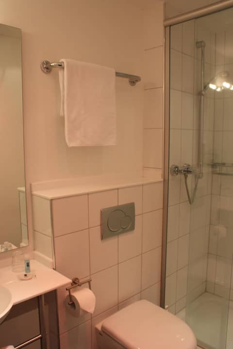 Hotel Admiral Frankfurt City Centre — bathroom