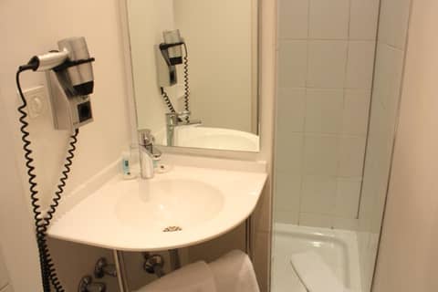 Hotel Admiral Frankfurt City Centre — bathroom